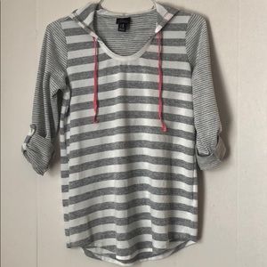 Maternity hooded shirt